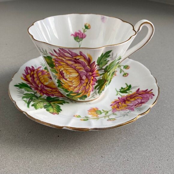 Vintage Gladstone Chrysanthemum Scalloped Gold Trim Teacup and Saucer Set, 1960 - Picture 7 of 7